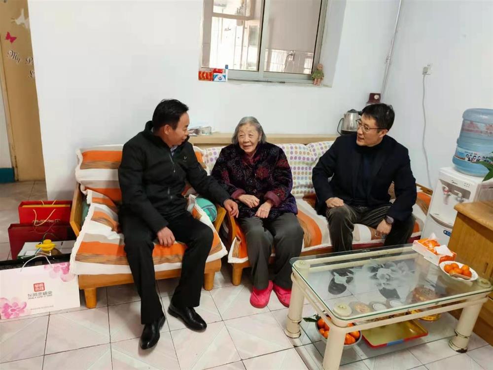 园区团体带领访问慰劳权属企业离退休干部职工