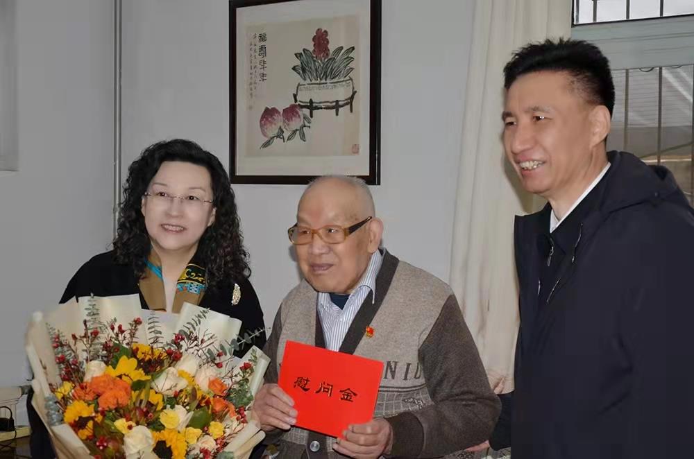 济南产发团体党委副布告、总司理黄蓓访问慰劳离休老干部、老党员